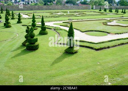 02 luglio 2020, Sassonia-Anhalt, Hundisburg: Il giardino di piacere del Palazzo di Hundisburg. I primi edifici del Castello di Hundisburg furono già eretti nel XII secolo. Nel 1452 la famiglia von Alvensleben acquistò il terreno. Johann Friedrich von Alvensleben fece convertire l'Hundisburg in un palazzo barocco e stese il giardino barocco dell'architetto di Stato Braunschweig Hermann Korb alla fine del XVII secolo. A quel tempo, questo era già uno dei giardini più importanti del suo tempo nella Germania del Nord. L'architettura attuale del palazzo risale all'inizio del XVIII secolo Foto Stock