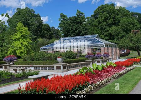 Toronto, Canada - 29 luglio 2020: Mount Pleasant Cemetery è un'enorme area simile a un parco nel centro di Toronto, che mostra qui il giardino commemorativo con il colum Foto Stock