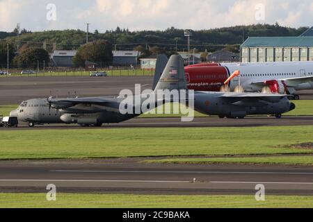 I trasportatori Lockheed C-130H Hercules operati dalle forze aeree statunitensi e belghe, poco dopo l'atterraggio all'aeroporto di Prestwick in Ayrshire, Scozia. Foto Stock