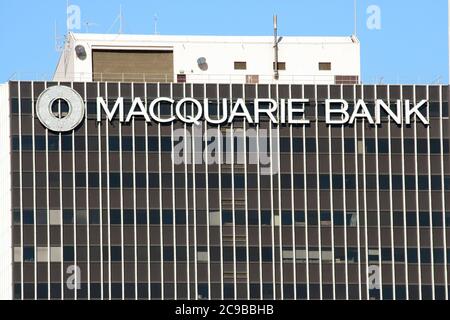 VISTA SULLA CIMA DELL'EDIFICIO DELLA MACQUARIE BANK E SEGNALETICA, SYDNEY, NSW, AUSTRALIA. Foto Stock