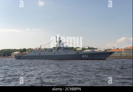 ST. PETERSBURG, RUSSIA - 28 LUGLIO 2019: Nave da guerra 'Ammiraglio Kasatonov' Board 431 sul fiume Neva. Parata del giorno della Marina russa. Foto Stock