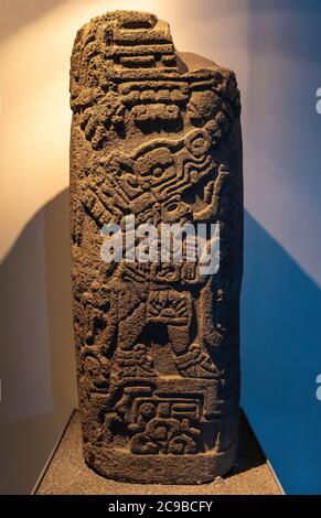 Maya stele con bassorilievo del dio Quetzalcoatl, il serpente piume, Città del Messico, Messico. Foto Stock