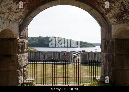 Fort Popham, una fortificazione costiera di difesa dell'epoca della Guerra civile alla foce del fiume Kennebec, vista del cortile interno attraverso l'arco Foto Stock