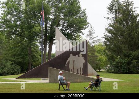 Due veterani che conversano di fronte al Vietnam War Memorial a Capitol Park, Augusta, ME, USA Foto Stock