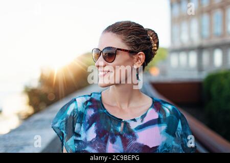 Allegro ritratto positivo della donna urbana degli anni 20, Ungheria, Budapest Foto Stock
