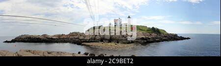 Faro di Nubble, faro storico del XIX secolo sorge sull'isola al largo di Cape Neddick Point, York, ME, USA Foto Stock