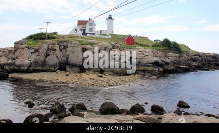 Faro di Nubble, faro storico del XIX secolo sorge sull'isola al largo di Cape Neddick Point, York, ME, USA Foto Stock