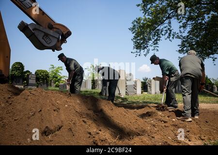 Washington, Stati Uniti. 26 Maggio 2020. I membri del personale lavorano al Calvario Cemetery di New York, Stati Uniti, il 26 maggio 2020. Credit: Michael Nagle/Xinhua/Alamy Live News Foto Stock