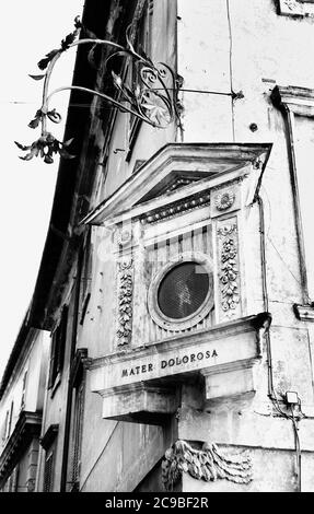 ANAGNI-ITALIA-Giugno 2020 -Santuario a lato del vialetto posto dall'incrocio con l'icona Mater dolorosa -Signora del dolore -in un antico edificio, bella strada floreale lig Foto Stock