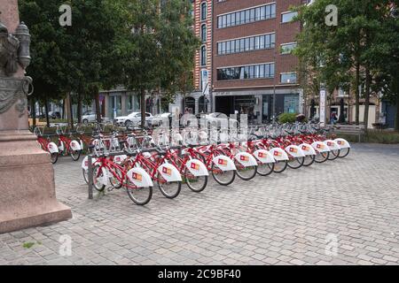 Anversa, Belgio, 19 luglio 2020, noleggio biciclette rosse in un deposito per biciclette Foto Stock