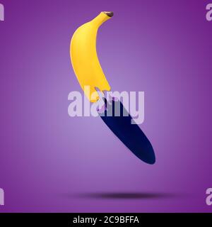 Taglio di banana su sfondo viola moderno gradiente. Fondo a banana verniciato blu. Concetto minimo di hipster di frutta. Foto Stock