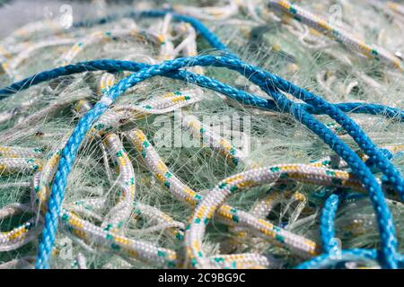 Primo piano di reti da pesca. Simbolo per i pescatori, l'industria del pesce e il porto di pesca. Foto Stock