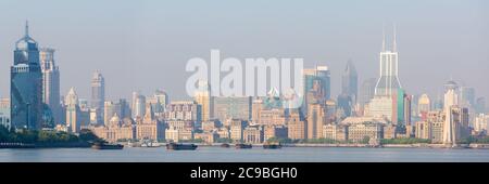 Ampio panorama del Bund. Skyline ad alta risoluzione di Shanghai Puxi. Con navi sul fiume Huangpu. Foto Stock