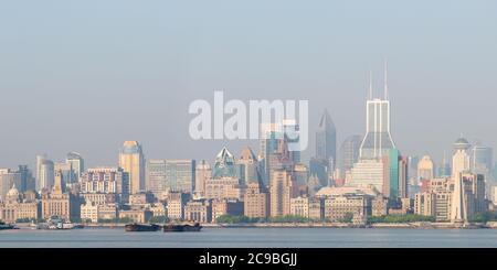 Skyline di Shanghai Puxi con il Bund e il fiume Huangpu. Panorama ad alta risoluzione. Foto Stock