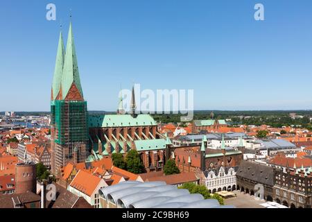 Lübeck, Schleswig-Holstein / Germania - 23 giugno 2020: Vista ad alto angolo della Marienkirche. La chiesa storica è un sito patrimonio dell'umanità dell'UNESCO. Foto Stock