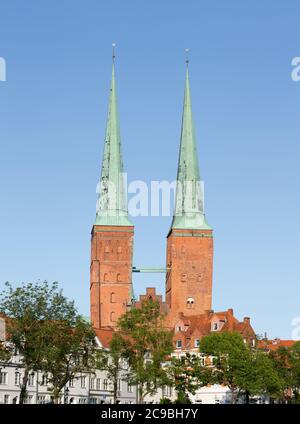 Lübeck, Schleswig-Holstein / Germania - 23 giugno 2020: Vista sui due campanili del Lübecker Dom. Una grande cattedrale luterana costruita in mattoni. Fondata in Foto Stock