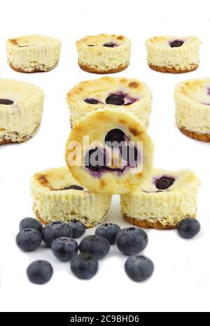 Mini torte al formaggio con frutti di bosco Foto Stock