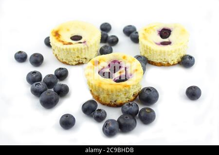 Mini torte al formaggio con frutti di bosco Foto Stock