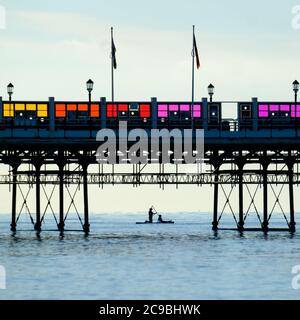 Worthing Beach, Worthing, Regno Unito. 30 luglio 2020. I paddleboarders godono del mare tranquillo del mattino. Con un cielo blu chiaro e acque piatte, le persone su tavole da paddle godersi la mattina presto al largo della costa del sussex. Foto per credito: Julie Edwards/Alamy Live News Foto Stock