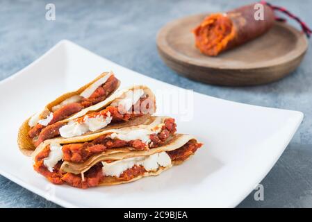 vista frontale della crepe sobrasada e del formaggio Foto Stock