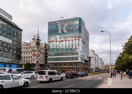 Corunna, Spagna - 20 luglio 2020: Vista di Marina Avenue. Corunna è la famosa città turistica della Galizia Foto Stock