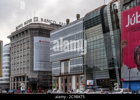 Corunna, Spagna - 20 luglio 2020: Vista di Marina Avenue. Corunna è la famosa città turistica della Galizia Foto Stock