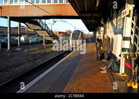 Un treno elettrico ad alta velocità LNER Azuma si avvicina alla piattaforma della stazione di York. Foto Stock