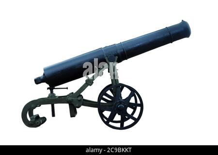 Fortezza di ferro-getto cannone del 19 ° secolo dai bastioni della Fortezza di Brest nella città di Brest. Isolato su sfondo bianco Foto Stock