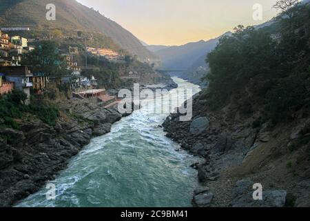 Devprayag è l'ultimo prayag del fiume Alaknanda e da questo punto la confluenza del fiume Alaknanda e Bhagirathi è conosciuta come Ganga, India Foto Stock