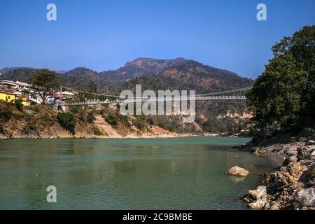 RAM Jhula è un ponte sospeso attraverso il fiume Gange, Rishikesh e Haridwar sono popolari destinazioni turistiche denominate come città del patrimonio gemellare Foto Stock