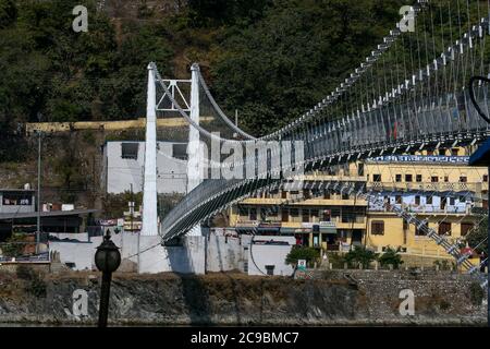 RAM Jhula è un ponte sospeso attraverso il fiume Gange, Rishikesh e Haridwar sono popolari destinazioni turistiche denominate come città del patrimonio gemellare Foto Stock