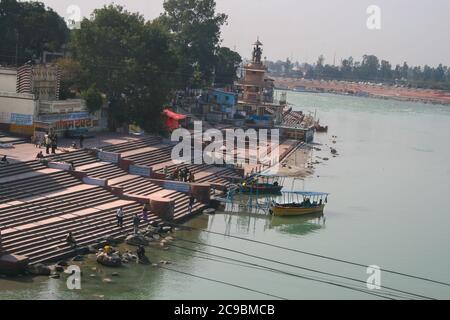 RAM Jhula è un ponte sospeso attraverso il fiume Gange, Rishikesh e Haridwar sono popolari destinazioni turistiche denominate come città del patrimonio gemellare Foto Stock