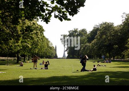 Vista fino al monumento Speke, Kensington Gardens, Londra, Regno Unito Foto Stock