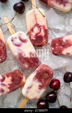 Deliziosi popsicles fatti in casa a base di ciliegie e panna. Foto Stock