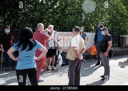 I lavoratori della NHS sono scesi a Downing Street per chiedere un immediato aumento della retribuzione Foto Stock