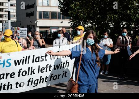 I lavoratori della NHS sono scesi a Downing Street per chiedere un immediato aumento della retribuzione Foto Stock