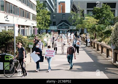 I lavoratori della NHS sono scesi a Downing Street per chiedere un immediato aumento della retribuzione Foto Stock