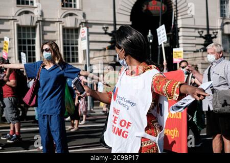 I lavoratori della NHS sono scesi a Downing Street per chiedere un immediato aumento della retribuzione Foto Stock