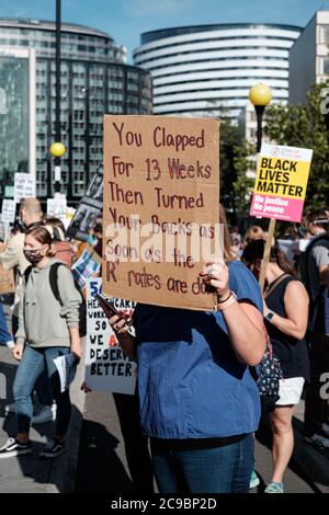 I lavoratori della NHS sono scesi a Downing Street per chiedere un immediato aumento della retribuzione Foto Stock