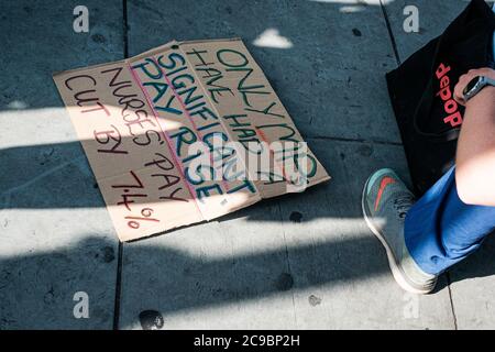 I lavoratori della NHS sono scesi a Downing Street per chiedere un immediato aumento della retribuzione Foto Stock