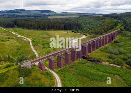 Vista aerea del viadotto ferroviario Big Water of Fleet a nord-ovest di Gatehouse of Fleet, KirkcudBrightshire, Dumfries e Galloway, Scozia. Foto Stock