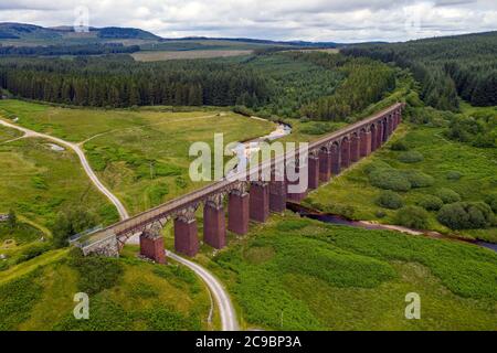 Vista aerea del viadotto ferroviario Big Water of Fleet a nord-ovest di Gatehouse of Fleet, KirkcudBrightshire, Dumfries e Galloway, Scozia. Foto Stock