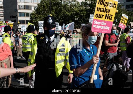 I lavoratori della NHS sono scesi a Downing Street per chiedere un immediato aumento della retribuzione Foto Stock