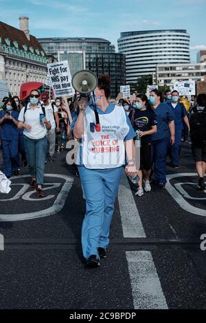 I lavoratori della NHS sono scesi a Downing Street per chiedere un immediato aumento della retribuzione Foto Stock