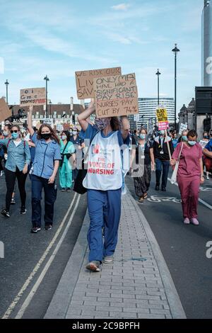 I lavoratori della NHS sono scesi a Downing Street per chiedere un immediato aumento della retribuzione Foto Stock