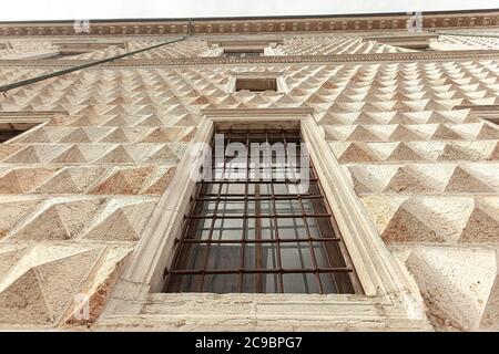 Particolare di Palazzo dei Diamanti a Ferrara in Italia Foto Stock