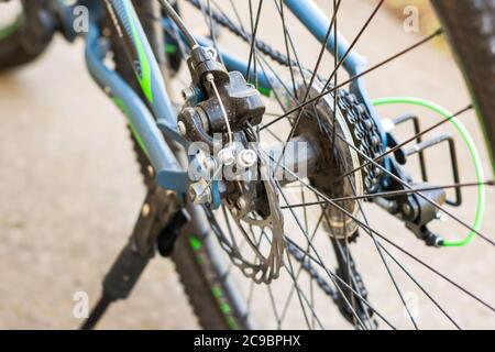 bicicletta ruota dentata catena ruota posteriore raggi freni a disco closeup Foto Stock