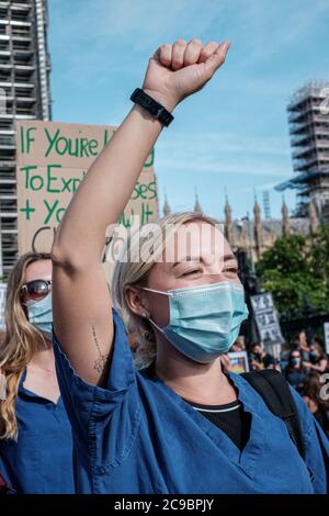 I lavoratori della NHS sono scesi a Downing Street per chiedere un immediato aumento della retribuzione Foto Stock
