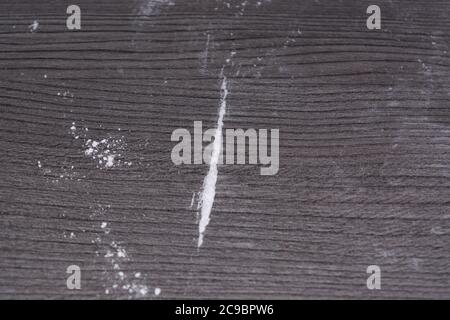 Abuso di sostanze, uso di droghe e polvere di cocaina da cecchino, primo piano Foto Stock