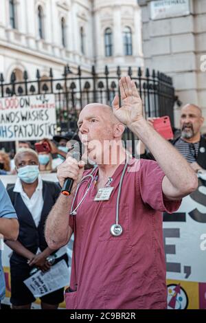I lavoratori della NHS sono scesi a Downing Street per chiedere un immediato aumento della retribuzione Foto Stock